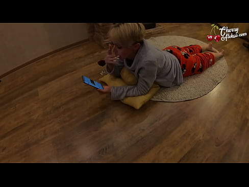 ❤️ Šialená blondínka fajčí obrovský penis a skáče na ňom - análny sex ❤ Sex video na nás ❌️❤