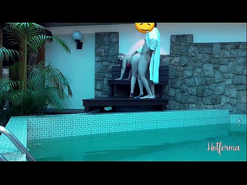 ❤️ Šéf pozve slúžku k bazénu, ale neodolala horúcemu ❤ Sex video na nás ❌️❤